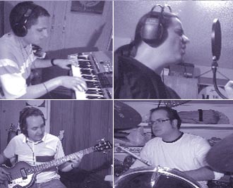 Dani al teclado, Michel a la guitarra y voz, Miguel al bajo y coros y Juank a la batería